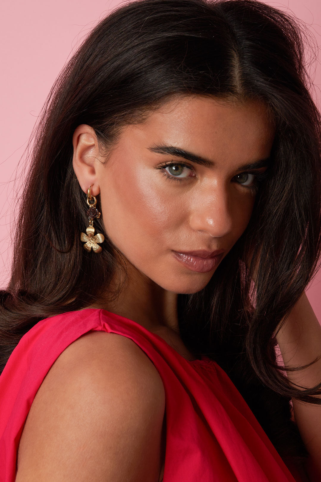 Ohrringe mit Blumenanhängern in verschiedenen Größen