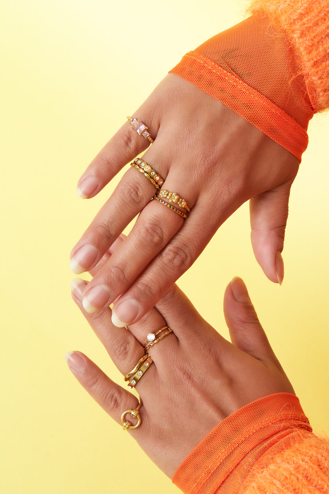 Ring mit Gänseblümchen und Steinen