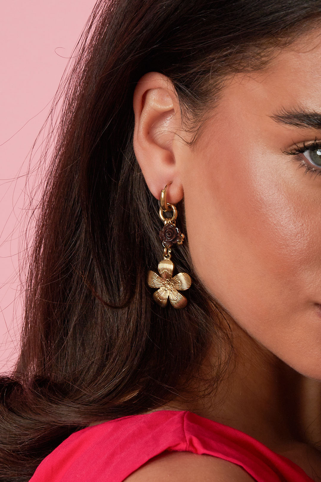 Ohrringe mit Blumenanhängern in verschiedenen Größen