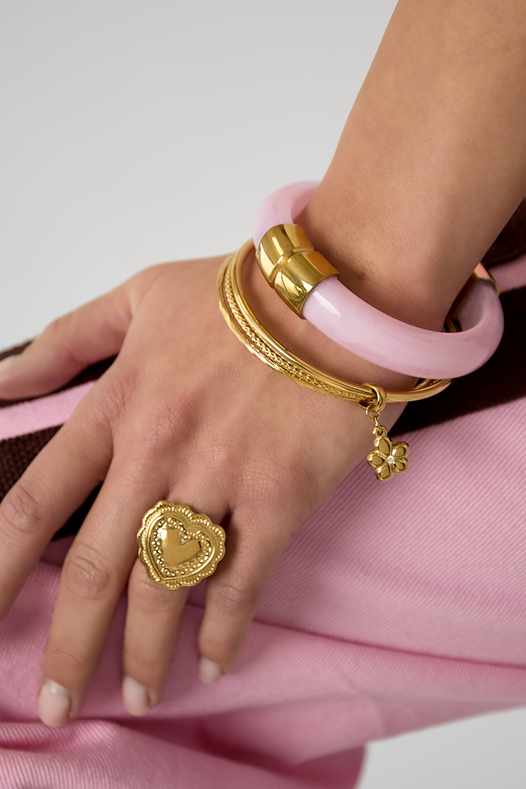 Armreifen mit hängendem Blumenanhänger